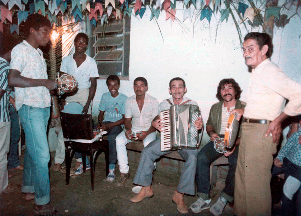 Sanfoneiro e seu grupo animando a festa juninajpg